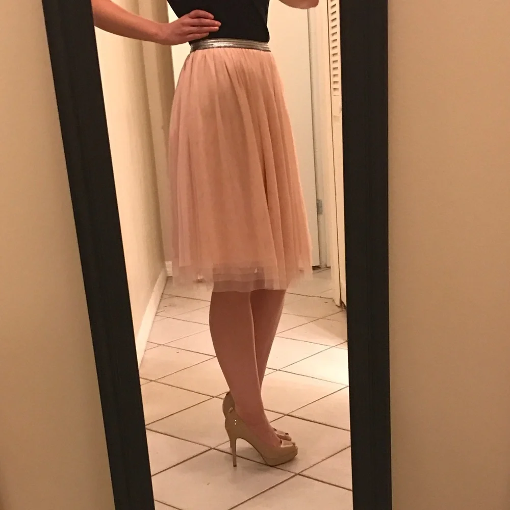 Midi length light pink tulle skirt - Picture 2 of 3